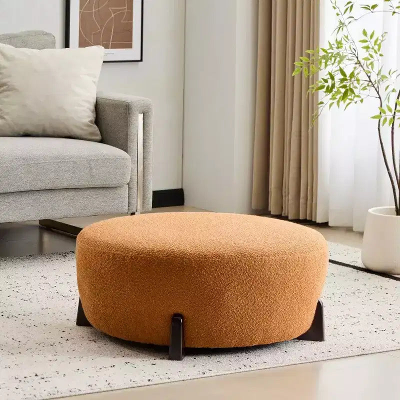 Pouf rond Boucle, repose-pieds moderne avec pieds en bois d'hévéa