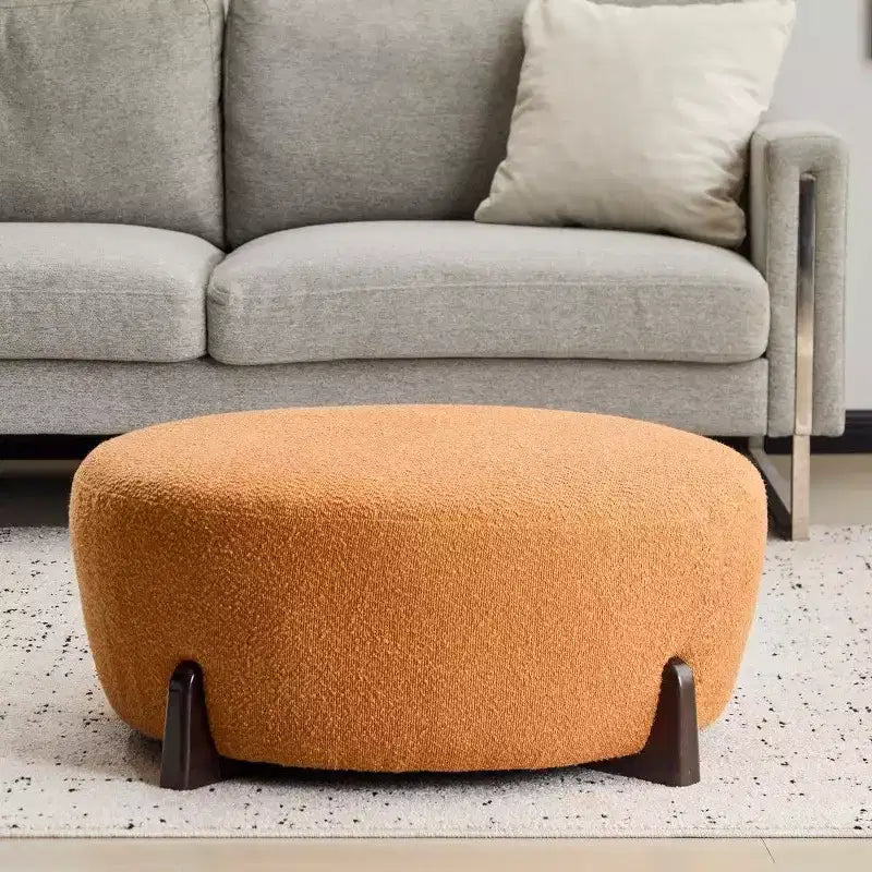 Pouf rond Boucle, repose-pieds moderne avec pieds en bois d'hévéa