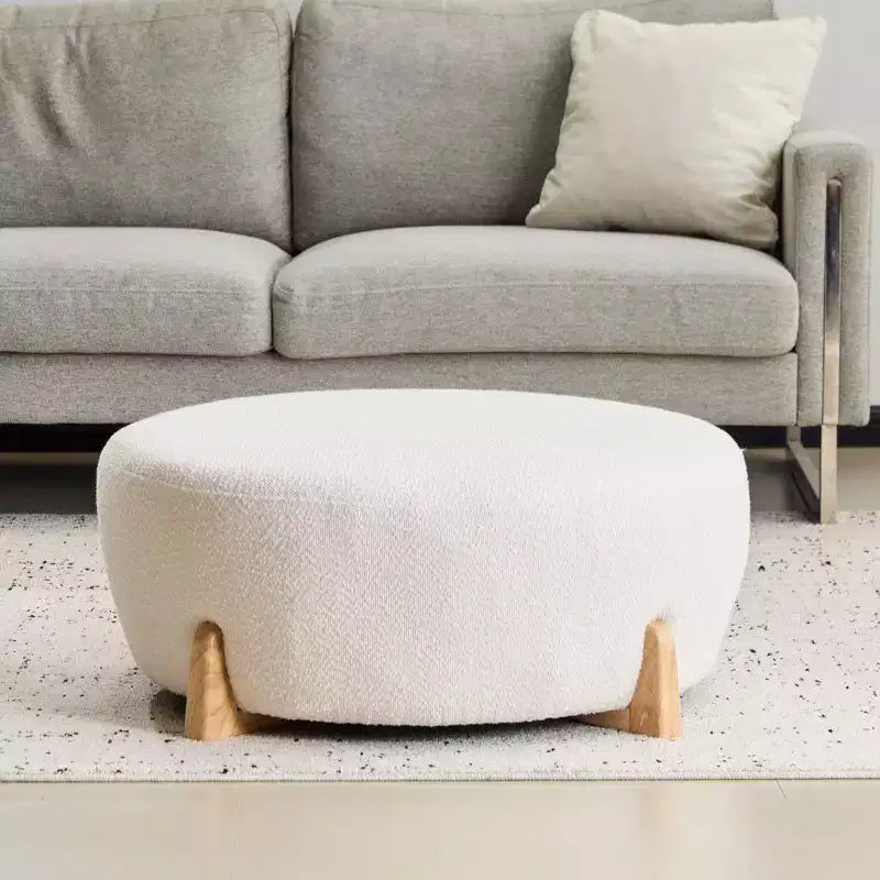 Pouf rond Boucle, repose-pieds moderne avec pieds en bois d'hévéa