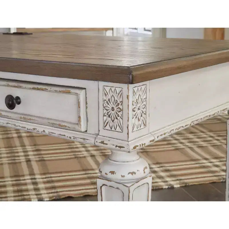 Bureau de style antique beige, design cottage avec pieds effilés